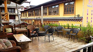 Terasse des Timeless Inn Gaestehauses - S&uuml;d-Ost-Tibet: Essen & Schlafen