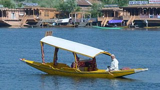 Mit der Shikara auf dem Weg zum Hausboot - Jammu & Kashmir: Landschaft