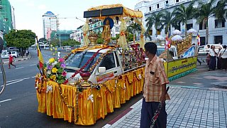 Prozession in Yangon  - Zentral-Myanmar: Land und Leute