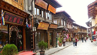 Gesch&auml;fts im Altstadtviertel Dukezong in Shangri-La - S&uuml;d-Ost-Tibet: Sehensw&uuml;rdigkeiten