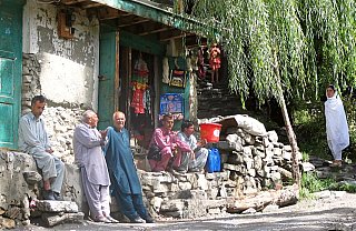 1998 - Hunza-M&auml;nner im Gespr&auml;ch - Nord-Pakistan: Land und Leute