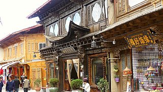 H&auml;user im tibetischen Stil in Dukezong in Shangri-La - S&uuml;d-Ost-Tibet: Sehensw&uuml;rdigkeiten