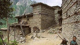 1998 - Dorf im Humla-Karnali-Tal - West-Nepal: Land und Leute