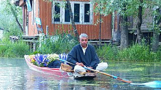 Kashmiri auf dem Weg zum schwimmenden Markt - Jammu & Kashmir: Land und Leute