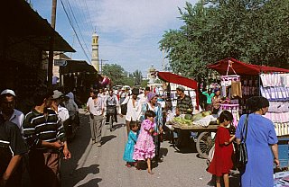1998 - Basarstra&szlig;e in der Altstadt von Kashgar - China: Land und Leute
