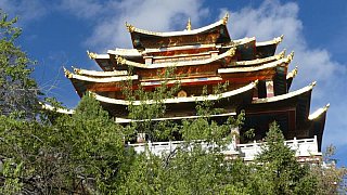 Guishan Tempel hoch &uuml;ber der Altstadt Dukezong - S&uuml;d-Ost-Tibet: Sehensw&uuml;rdigkeiten