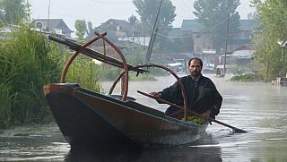 Kashmiri auf dem Weg zum Floating Market - Jammu & Kashmir: Land und Leute
