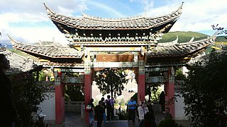 Imposantes Eingangstor zum Guishan Tempel - S&uuml;d-Ost-Tibet: Sehensw&uuml;rdigkeiten