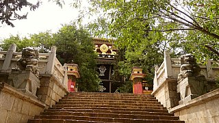 Stufen hinauf zum Guishan Tempel - S&uuml;d-Ost-Tibet: Sehensw&uuml;rdigkeiten