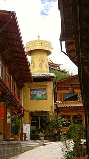 Gr&ouml;&szlig;te Gebetsm&uuml;hle der Welt &uuml;ber den Gassen der Altstadt - S&uuml;d-Ost-Tibet: Sehensw&uuml;rdigkeiten