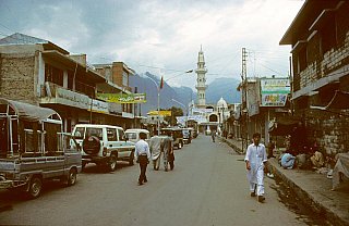 1998 - Hauptstra&szlig;e in Gilgit - Nord-Pakistan: Land und Leute