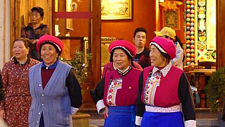 Tibetische Damen auf dem Sifang Platz in Dukezong - S&uuml;d-Ost-Tibet: Land und Leute