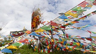 Gebetsfahnen auf dem heiligen Dongqusheng Hill &uuml;ber dem Lamuyangcuo See - S&uuml;d-Ost-Tibet: Sehensw&uuml;rdigkeiten