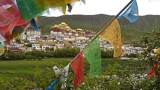 Gebetsfahnenges&auml;umter Blick auf das Ganden Sumtseling Kloster - S&uuml;d-Ost-Tibet: Sehensw&uuml;rdigkeiten