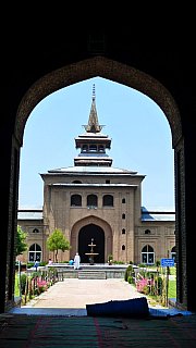Das Eingangstor zur  Jamme Mashjid, zur Gro&szlig;en Moschee in Srinagar - Jammu & Kashmir: Sehensw&uuml;rdigkeiten