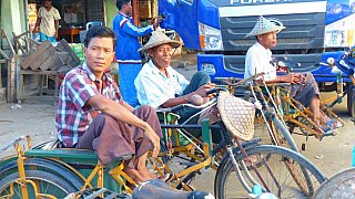 Riksha-Fahrer im Marktviertel von Sittwe - West-Myanmar: Land und Leute