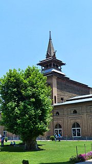 Innenhof der Jame Mashjid Moschee in Srinagar - Jammu & Kashmir: Sehensw&uuml;rdigkeiten