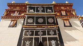 Eingang zum Haupttempel im Ganden Sumtseling Kloster - S&uuml;d-Ost-Tibet: Sehensw&uuml;rdigkeiten
