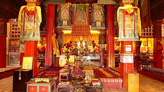 Versammlungshalle im Haupttempel des Ganden Sumtseling Klosters - S&uuml;d-Ost-Tibet: Sehensw&uuml;rdigkeiten