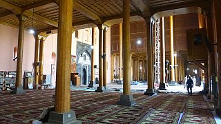 Gebetshalle in der Jame Masjid Moschee in Srinagar - Jammu & Kashmir: Sehensw&uuml;rdigkeiten