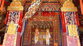 Eingangstor zu einem der Tempel des Ganden Sumtseling Klosters - S&uuml;d-Ost-Tibet: Sehensw&uuml;rdigkeiten
