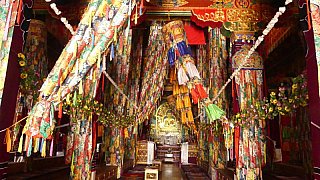 Pr&auml;chtig geschm&uuml;ckte Versammlungshalle im Ganden Sumtseling Kloster - S&uuml;d-Ost-Tibet: Sehensw&uuml;rdigkeiten