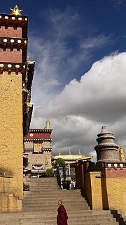 Tempelplatz im Ganden Sumtseling Kloster in Shangri-La - S&uuml;d-Ost-Tibet: Sehensw&uuml;rdigkeiten