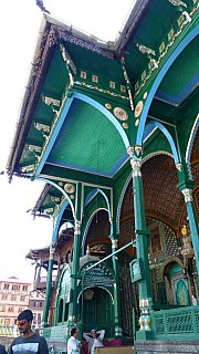 Eingangsbereich des Shah-e-Hamdan Tempels in Srinagar in der Altstadt - Jammu & Kashmir: Sehensw&uuml;rdigkeiten