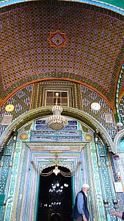Pr&auml;chtig geschm&uuml;ckter Eingangsbereich des Shah-e-Hamdan Tempels in der Altstadt von Srinagar - Jammu & Kashmir: Sehensw&uuml;rdigkeiten