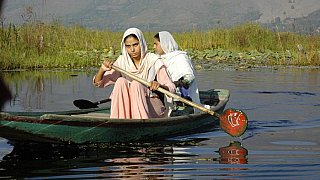 Zwei Kashmiri M&auml;dchen auf dem Weg zur Schule - Jammu & Kashmir: Land und Leute