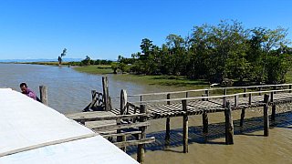 Anlegen am Steg beim Fischerdorf von Theigone - West-Myanmar: Land und Leute