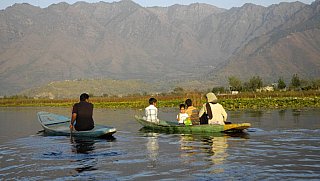 Abholung von der Schule mit dem Boot &uuml;ber den Dal See - Jammu & Kashmir: Land und Leute