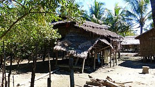 Typisches Stelzenhaus im Fischerdorf Theigone - West-Myanmar: Land und Leute