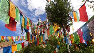 Chorten mit Gebetsfahnen - S&uuml;d-Ost-Tibet: Land und Leute