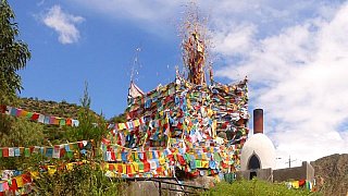 Chorten mit Gebetsfahnen - S&uuml;d-Ost-Tibet: Land und Leute
