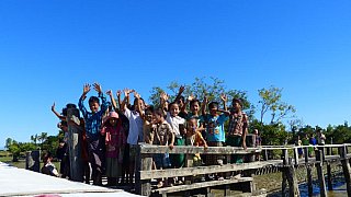 Abschiedsgeleit im Fischerdorf Theigone - West-Myanmar: Land und Leute