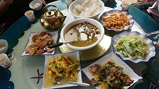 K&ouml;stliche Mahlzeit im Restaurant bei Benzilan - S&uuml;d-Ost-Tibet: Essen & Schlafen