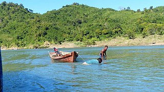Steinesammeln im Lay Myo Fluss - West-Myanmar: Land und Leute