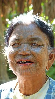 Frau mit Gesichtst&auml;towierung. - West-Myanmar: Land und Leute