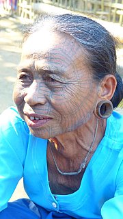 Gesichtst&auml;towierung. - West-Myanmar: Land und Leute