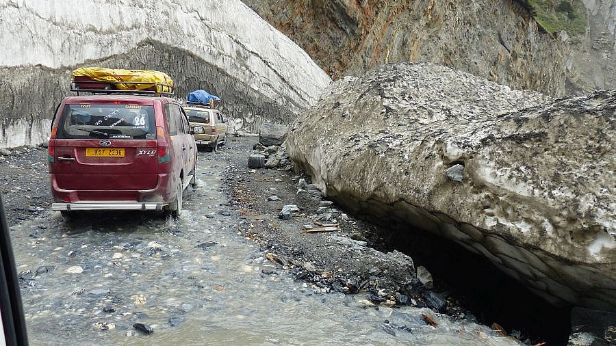 Schneereste auf der Fahrt hinauf zum Zoji La Pass - Jammu & Kashmir: Landschaft