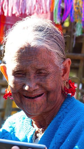 Chin-Dame mit Tatoo - West-Myanmar: Land und Leute