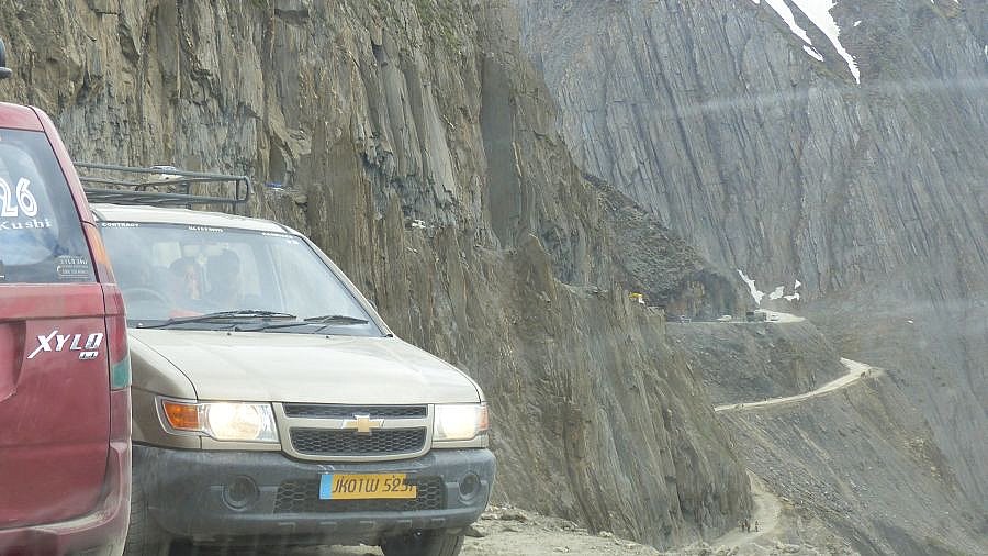 Schwierige Passage bei Gegenverkehr - Jammu & Kashmir: Landschaft