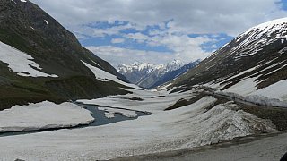 Schneereste Anfang Juni kurz vor dem Zoji La Pass - Jammu & Kashmir: Landschaft
