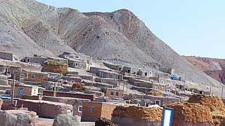 Kleines Dorf am Stra&szlig;enrand in Nordiran - Nord-Iran: Landschaft