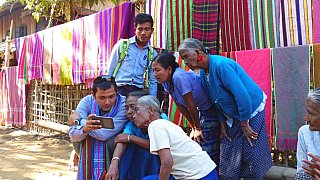Neugierige Blicke der Chin-Damen - West-Myanmar: Land und Leute