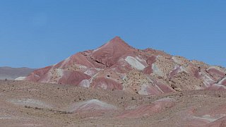 Farbenpr&auml;chtige H&uuml;gel entlang der Stra&szlig;e im Nordiran - Nord-Iran: Landschaft