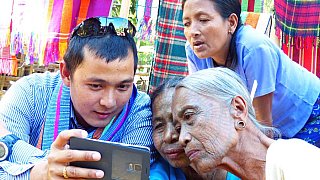Begutachten der Fotos auf dem Kamera-Display
 - West-Myanmar: Land und Leute