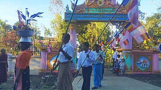 Prozession im Shin Ohh Gyi Village - West-Myanmar: Land und Leute