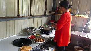 Restaurant im Mingyong Village - S&uuml;d-Ost-Tibet: Essen & Schlafen